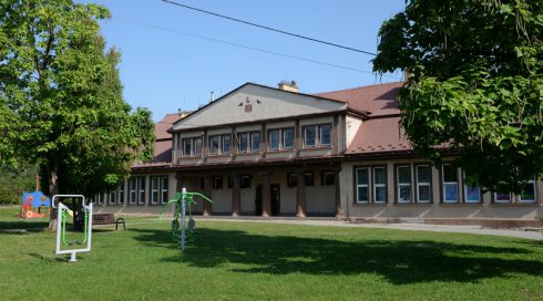 Budynek szkoły w Brzeźnicy Strona internetowa ZSP w Dąbrowicy