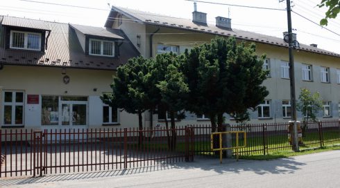 Budynek szkoły w Damienicach Strona internetowa SP w Damienicach