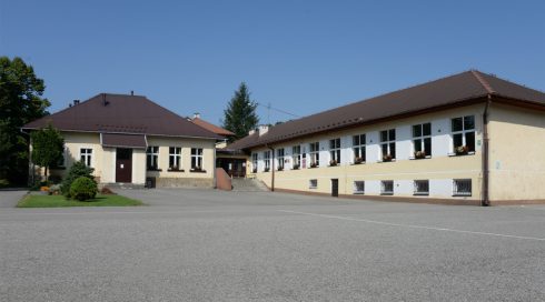 Budynek szkoły w Pogwizdowie Strona internetowa SP w Pogwizdowie
